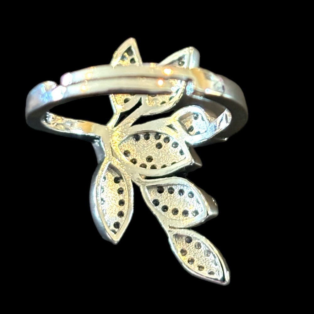Beautiful Leaf Statement Ring - Picture 6 of 6